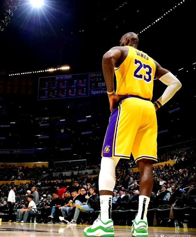 开云体育中国-湖人B队绝地反击雷霆，西蒙斯关键制胜的简单介绍